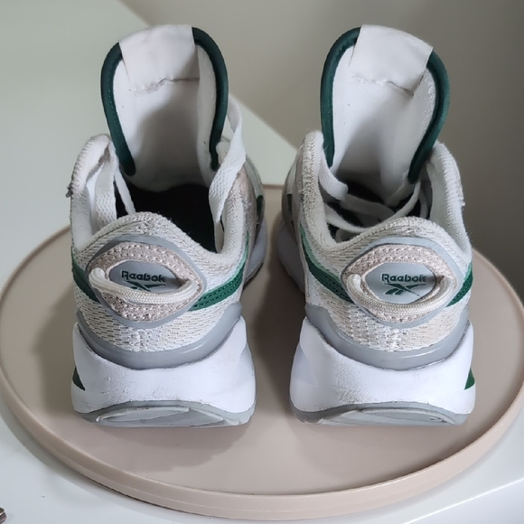 🎉Host Pick🎊 Reebok Kids Athletic Shoe- White and Green - Picture 4 of 10